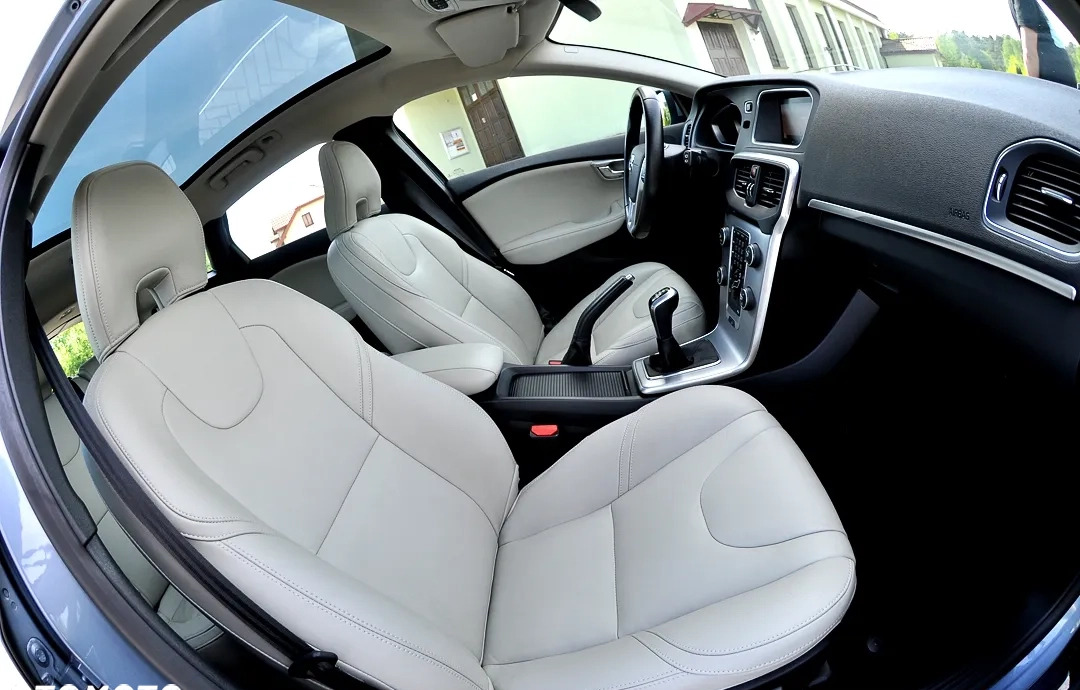 Volvo V40 cena 56900 przebieg: 189000, rok produkcji 2018 z Płock małe 704